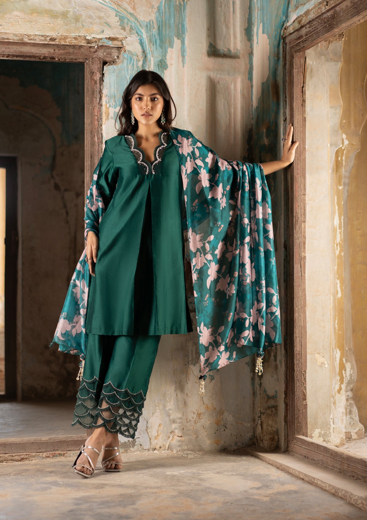 Hanna khan in Bagh Emerald Scalloped Kurta Set