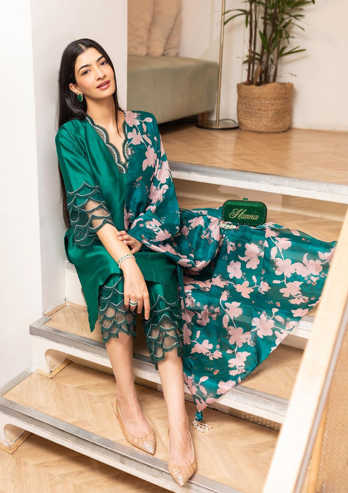 Hanna khan in Bagh Emerald Scalloped Kurta Set